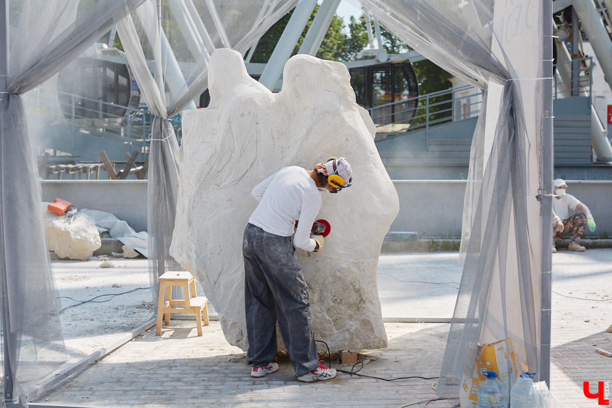 Июнь в Центральном парке начался с творчества. Десять художников решили создать скульптуры из известняка. Это стало возможным благодаря стоунфесту «Владимир — белокаменная столица». «Ключ-Медиа» решил узнать, как идет работа и какова реакция гостей общественного пространства на происходящее у них на глазах чудо.