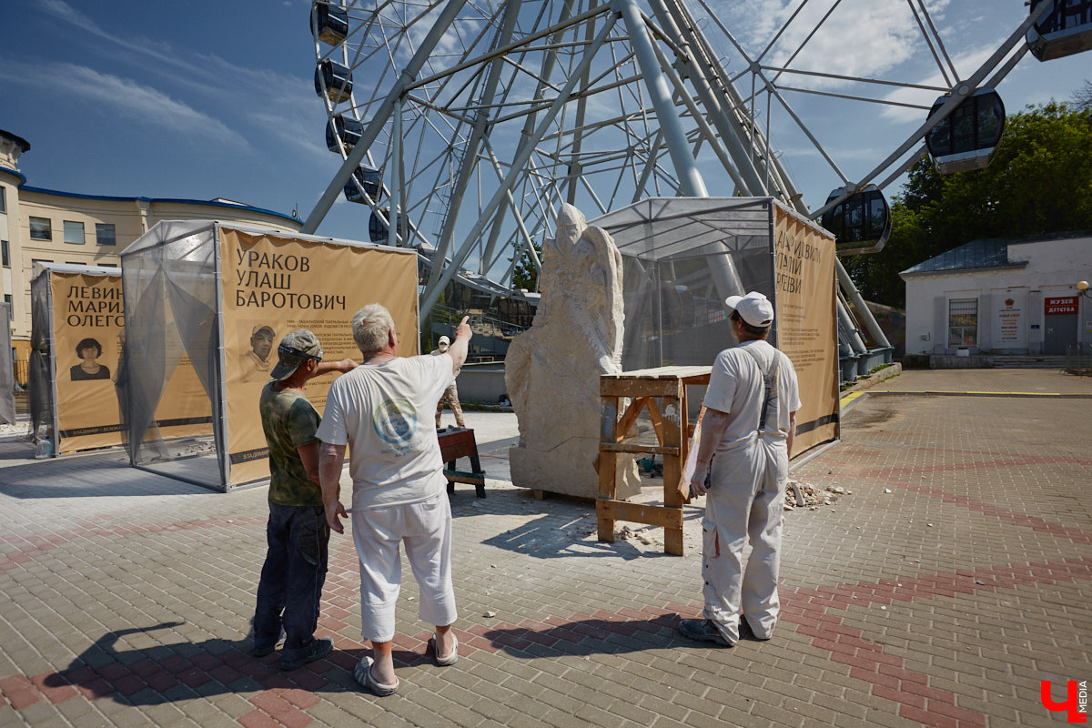 Июнь в Центральном парке начался с творчества. Десять художников решили создать скульптуры из известняка. Это стало возможным благодаря стоунфесту «Владимир — белокаменная столица». «Ключ-Медиа» решил узнать, как идет работа и какова реакция гостей общественного пространства на происходящее у них на глазах чудо.