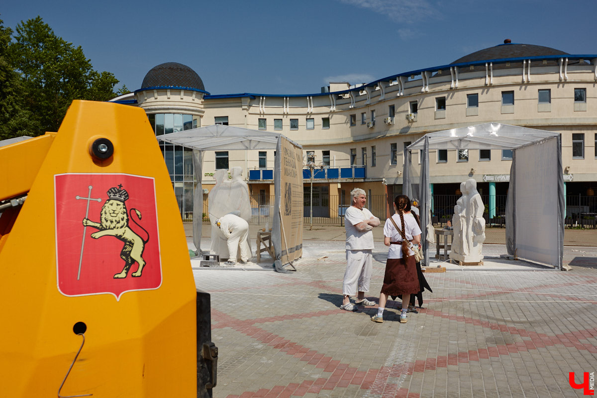 Июнь в Центральном парке начался с творчества. Десять художников решили создать скульптуры из известняка. Это стало возможным благодаря стоунфесту «Владимир — белокаменная столица». «Ключ-Медиа» решил узнать, как идет работа и какова реакция гостей общественного пространства на происходящее у них на глазах чудо.