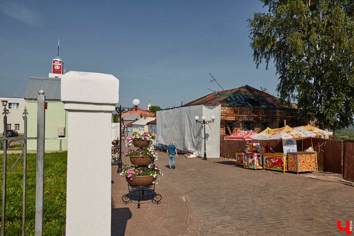 Изменения архитектурного облика города, даже его исторического ядра, неизбежны. В один миг здания с богатым прошлым могут превратиться в призраков. Кто рискует оказаться под ковшом экскаватора или уже удален с карты Владимира, рассказываем в статье.