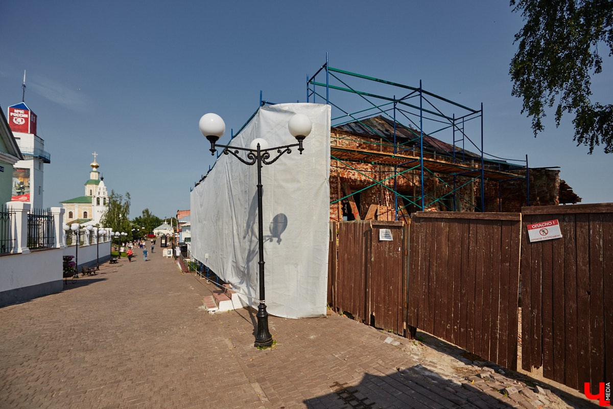 Изменения архитектурного облика города, даже его исторического ядра, неизбежны. В один миг здания с богатым прошлым могут превратиться в призраков. Кто рискует оказаться под ковшом экскаватора или уже удален с карты Владимира, рассказываем в статье.