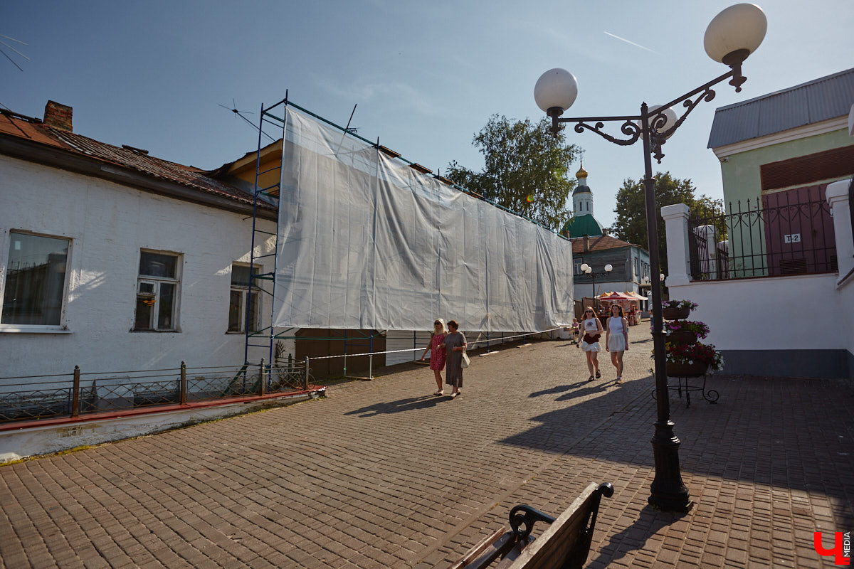 Изменения архитектурного облика города, даже его исторического ядра, неизбежны. В один миг здания с богатым прошлым могут превратиться в призраков. Кто рискует оказаться под ковшом экскаватора или уже удален с карты Владимира, рассказываем в статье.