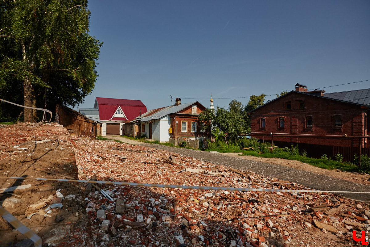 Изменения архитектурного облика города, даже его исторического ядра, неизбежны. В один миг здания с богатым прошлым могут превратиться в призраков. Кто рискует оказаться под ковшом экскаватора или уже удален с карты Владимира, рассказываем в статье.