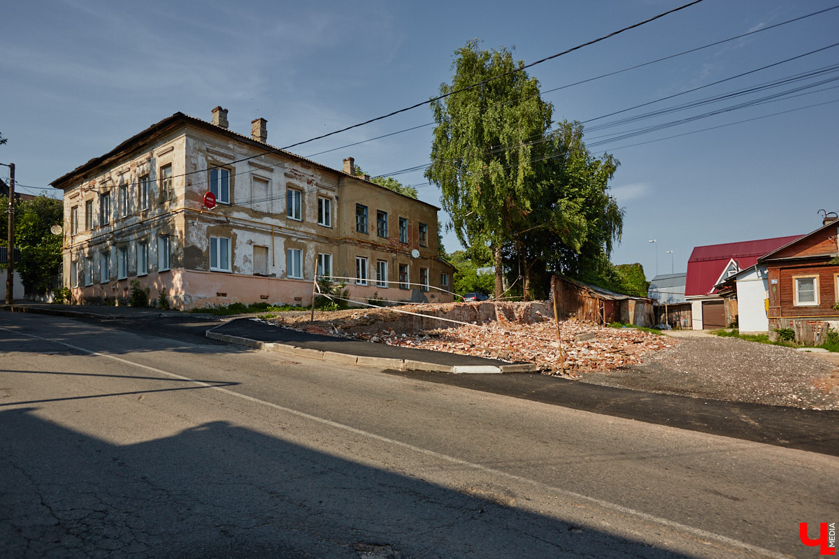 Изменения архитектурного облика города, даже его исторического ядра, неизбежны. В один миг здания с богатым прошлым могут превратиться в призраков. Кто рискует оказаться под ковшом экскаватора или уже удален с карты Владимира, рассказываем в статье.