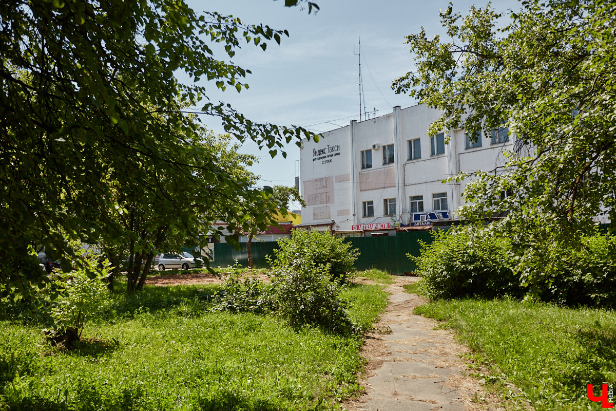 Изменения архитектурного облика города, даже его исторического ядра, неизбежны. В один миг здания с богатым прошлым могут превратиться в призраков. Кто рискует оказаться под ковшом экскаватора или уже удален с карты Владимира, рассказываем в статье.