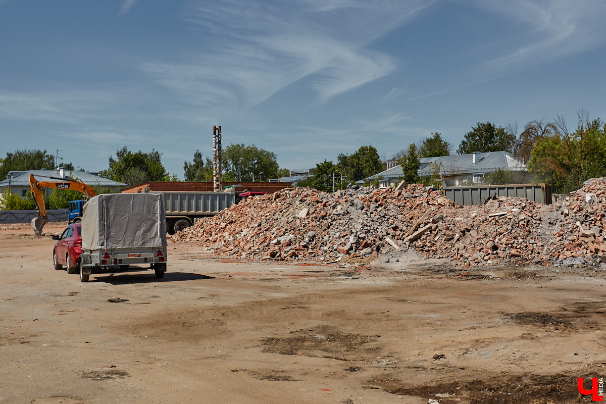 Изменения архитектурного облика города, даже его исторического ядра, неизбежны. В один миг здания с богатым прошлым могут превратиться в призраков. Кто рискует оказаться под ковшом экскаватора или уже удален с карты Владимира, рассказываем в статье.