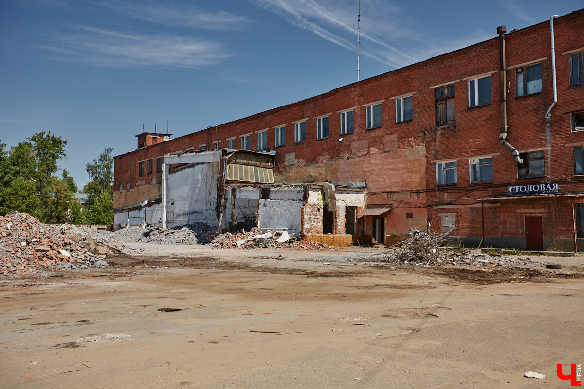 Изменения архитектурного облика города, даже его исторического ядра, неизбежны. В один миг здания с богатым прошлым могут превратиться в призраков. Кто рискует оказаться под ковшом экскаватора или уже удален с карты Владимира, рассказываем в статье.