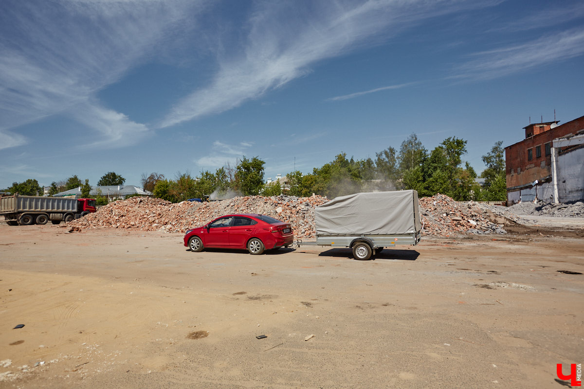 Изменения архитектурного облика города, даже его исторического ядра, неизбежны. В один миг здания с богатым прошлым могут превратиться в призраков. Кто рискует оказаться под ковшом экскаватора или уже удален с карты Владимира, рассказываем в статье.
