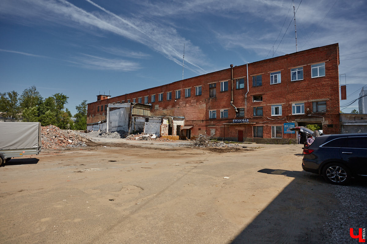 Изменения архитектурного облика города, даже его исторического ядра, неизбежны. В один миг здания с богатым прошлым могут превратиться в призраков. Кто рискует оказаться под ковшом экскаватора или уже удален с карты Владимира, рассказываем в статье.