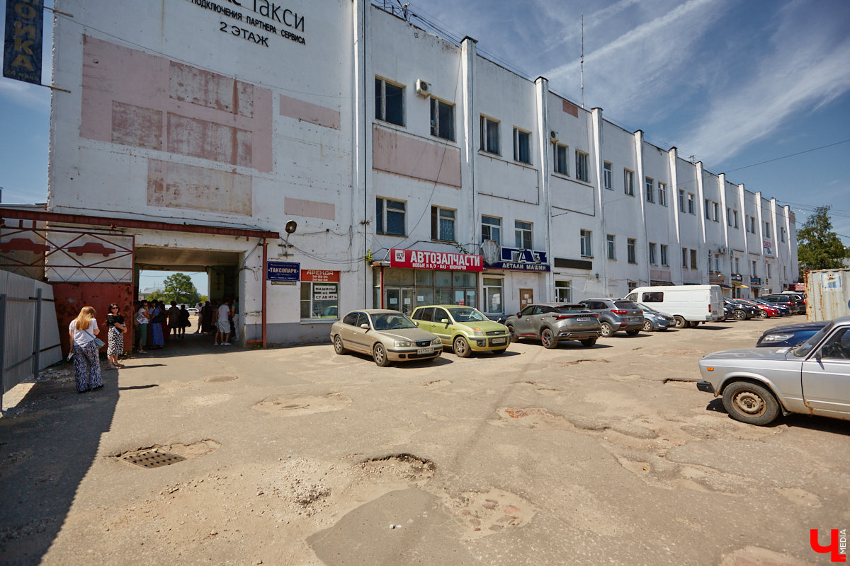 Изменения архитектурного облика города, даже его исторического ядра, неизбежны. В один миг здания с богатым прошлым могут превратиться в призраков. Кто рискует оказаться под ковшом экскаватора или уже удален с карты Владимира, рассказываем в статье.