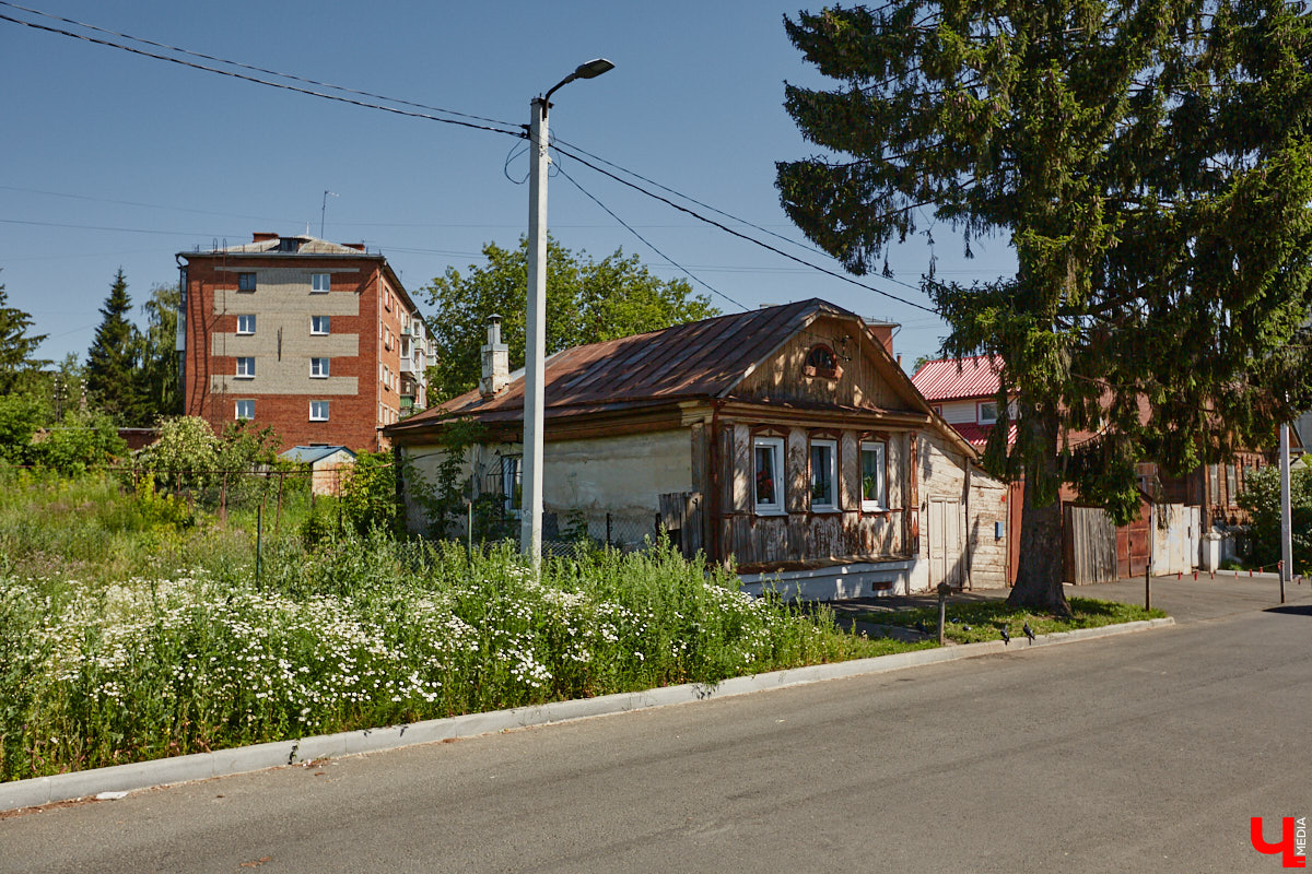Изменения архитектурного облика города, даже его исторического ядра, неизбежны. В один миг здания с богатым прошлым могут превратиться в призраков. Кто рискует оказаться под ковшом экскаватора или уже удален с карты Владимира, рассказываем в статье.