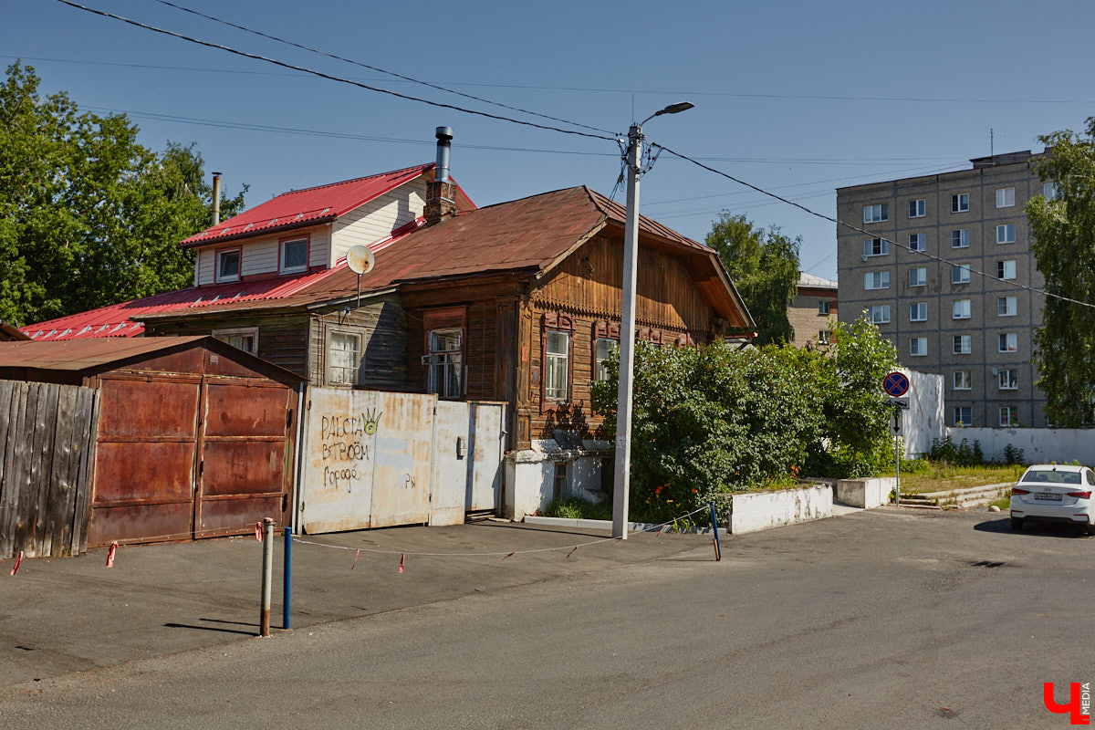 Изменения архитектурного облика города, даже его исторического ядра, неизбежны. В один миг здания с богатым прошлым могут превратиться в призраков. Кто рискует оказаться под ковшом экскаватора или уже удален с карты Владимира, рассказываем в статье.