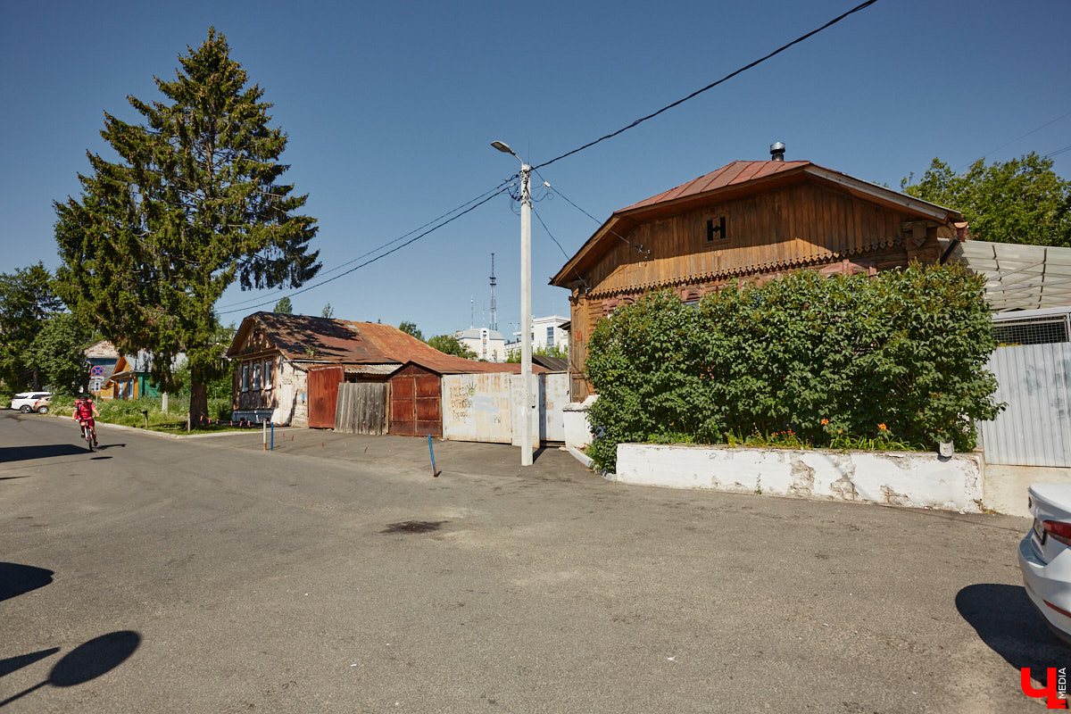 Изменения архитектурного облика города, даже его исторического ядра, неизбежны. В один миг здания с богатым прошлым могут превратиться в призраков. Кто рискует оказаться под ковшом экскаватора или уже удален с карты Владимира, рассказываем в статье.