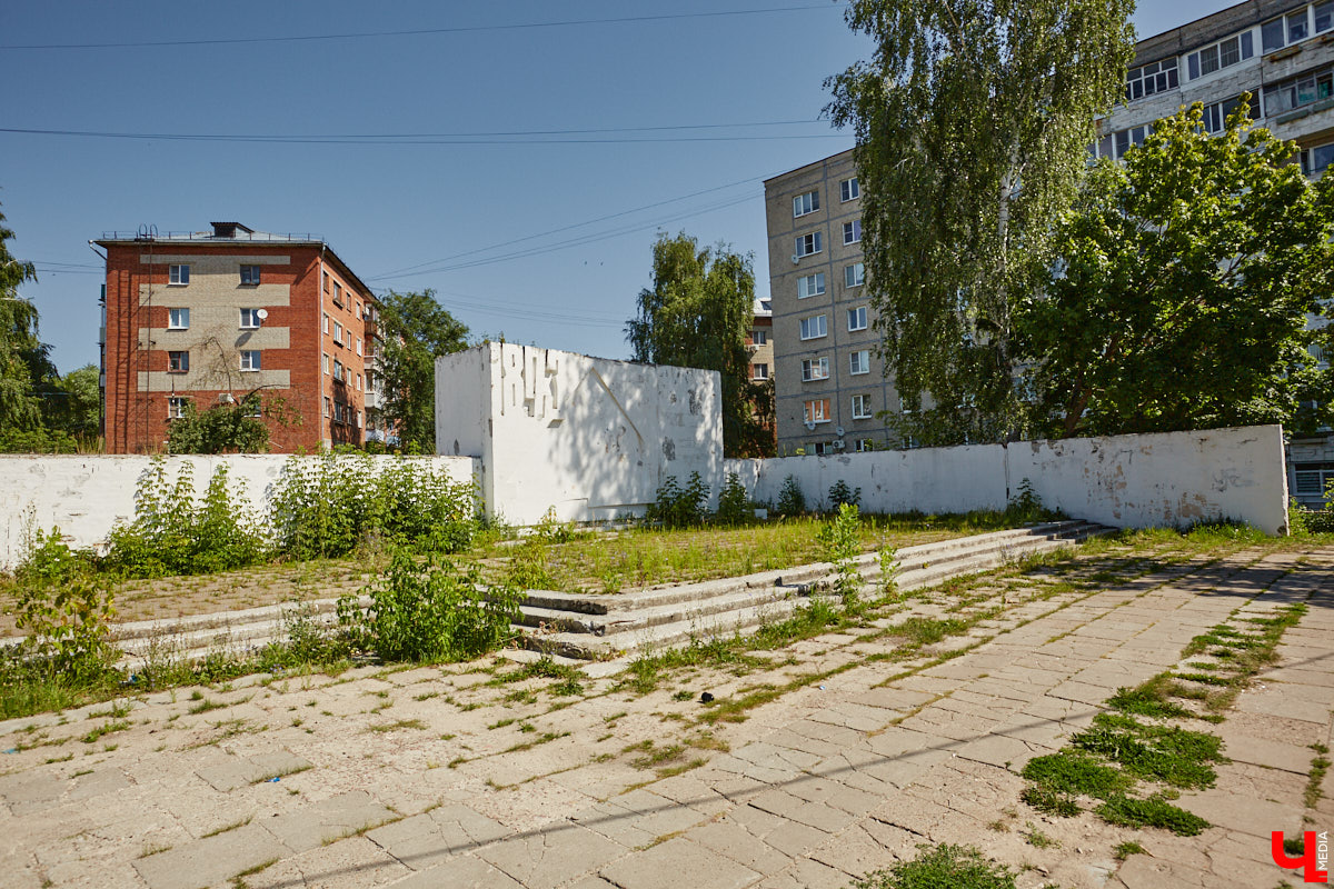 Изменения архитектурного облика города, даже его исторического ядра, неизбежны. В один миг здания с богатым прошлым могут превратиться в призраков. Кто рискует оказаться под ковшом экскаватора или уже удален с карты Владимира, рассказываем в статье.