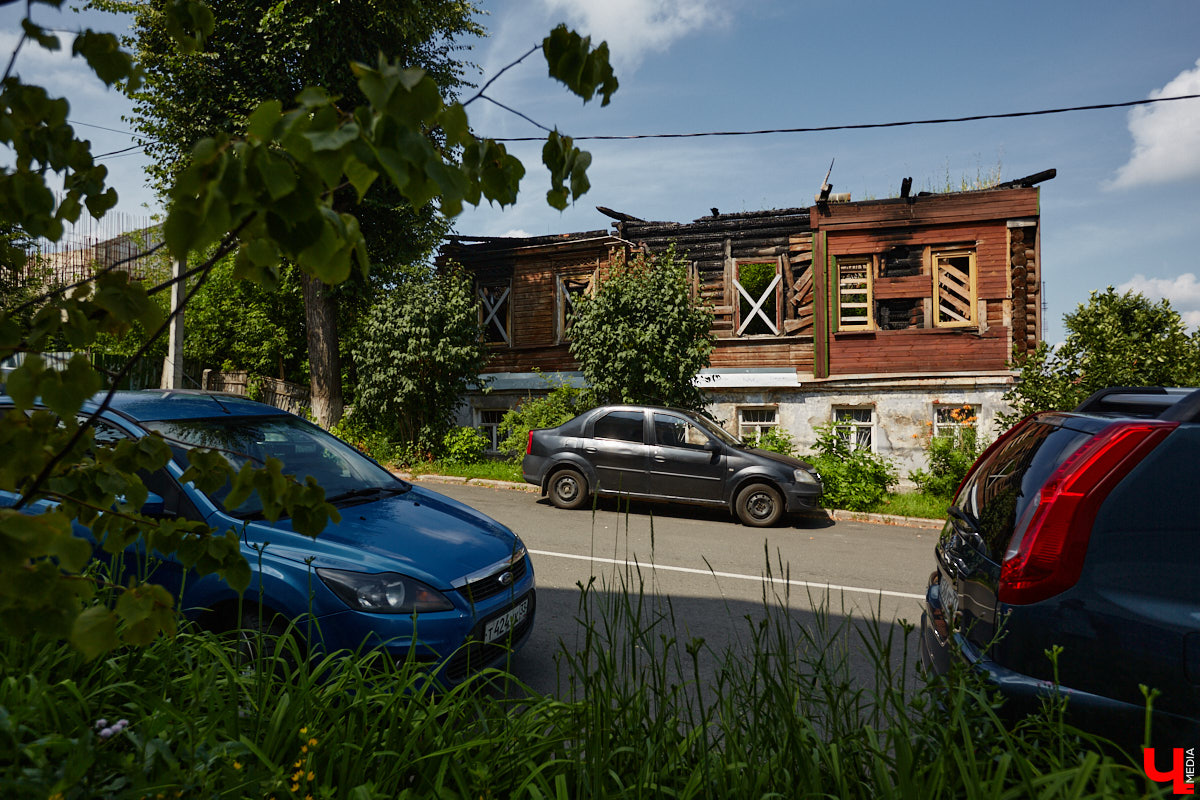 Изменения архитектурного облика города, даже его исторического ядра, неизбежны. В один миг здания с богатым прошлым могут превратиться в призраков. Кто рискует оказаться под ковшом экскаватора или уже удален с карты Владимира, рассказываем в статье.