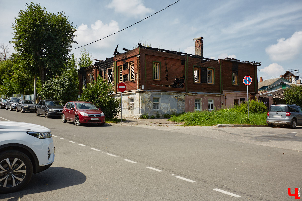 Изменения архитектурного облика города, даже его исторического ядра, неизбежны. В один миг здания с богатым прошлым могут превратиться в призраков. Кто рискует оказаться под ковшом экскаватора или уже удален с карты Владимира, рассказываем в статье.
