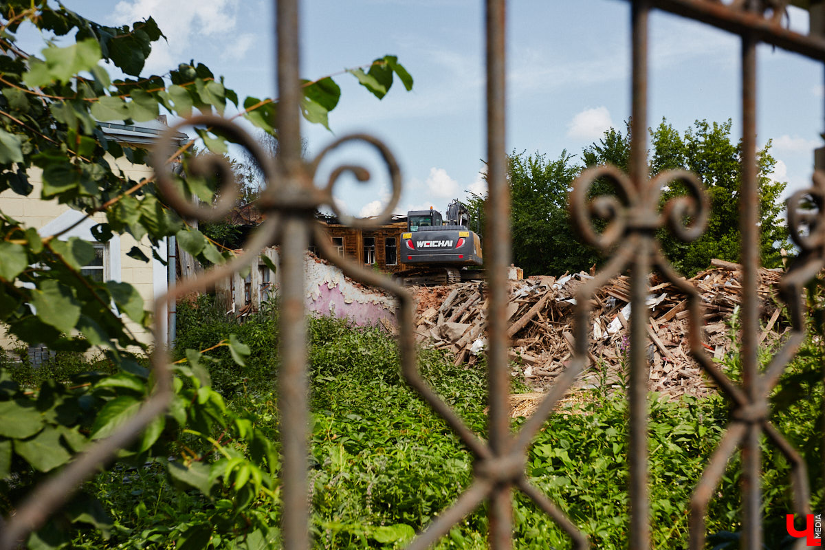 Изменения архитектурного облика города, даже его исторического ядра, неизбежны. В один миг здания с богатым прошлым могут превратиться в призраков. Кто рискует оказаться под ковшом экскаватора или уже удален с карты Владимира, рассказываем в статье.