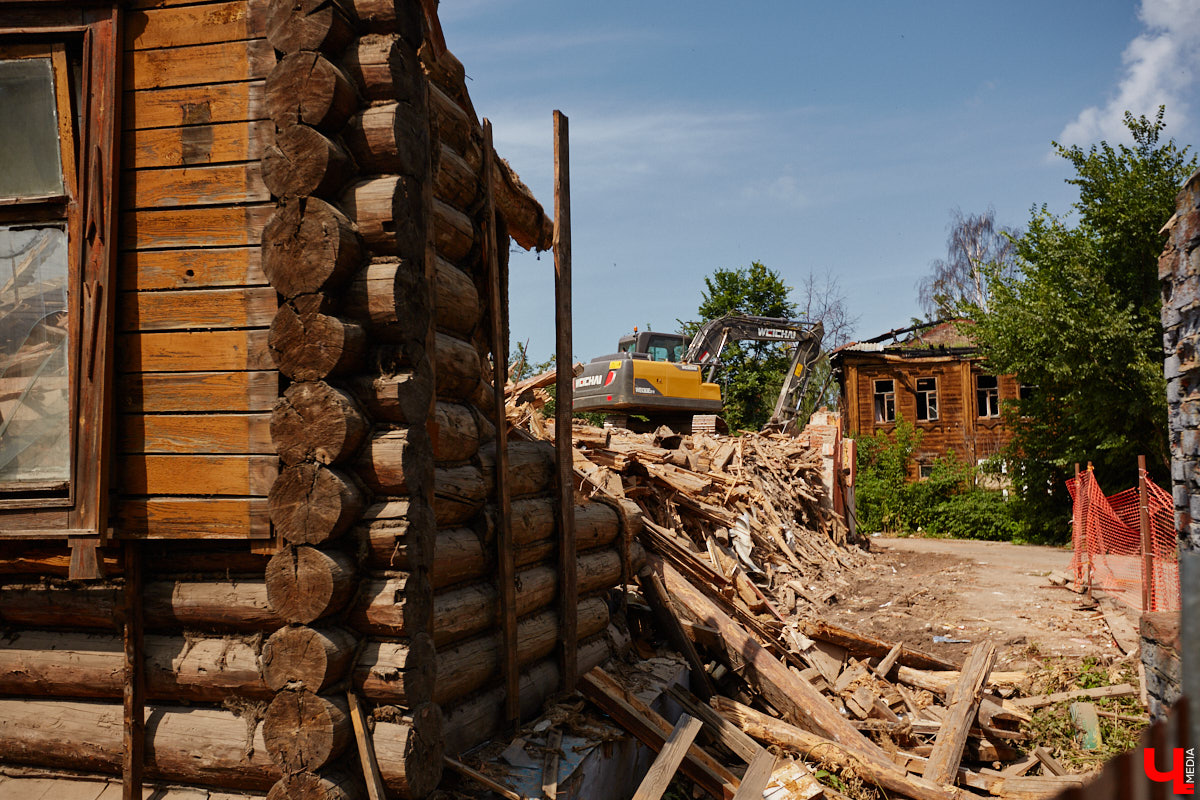 Изменения архитектурного облика города, даже его исторического ядра, неизбежны. В один миг здания с богатым прошлым могут превратиться в призраков. Кто рискует оказаться под ковшом экскаватора или уже удален с карты Владимира, рассказываем в статье.