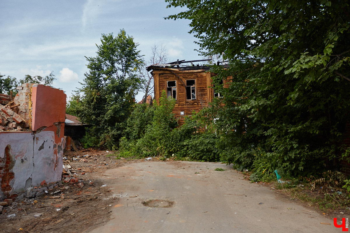 Изменения архитектурного облика города, даже его исторического ядра, неизбежны. В один миг здания с богатым прошлым могут превратиться в призраков. Кто рискует оказаться под ковшом экскаватора или уже удален с карты Владимира, рассказываем в статье.