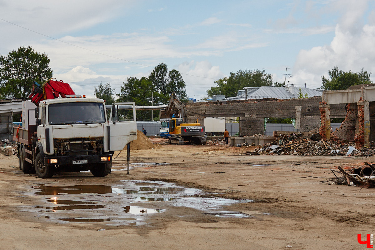Изменения архитектурного облика города, даже его исторического ядра, неизбежны. В один миг здания с богатым прошлым могут превратиться в призраков. Кто рискует оказаться под ковшом экскаватора или уже удален с карты Владимира, рассказываем в статье.