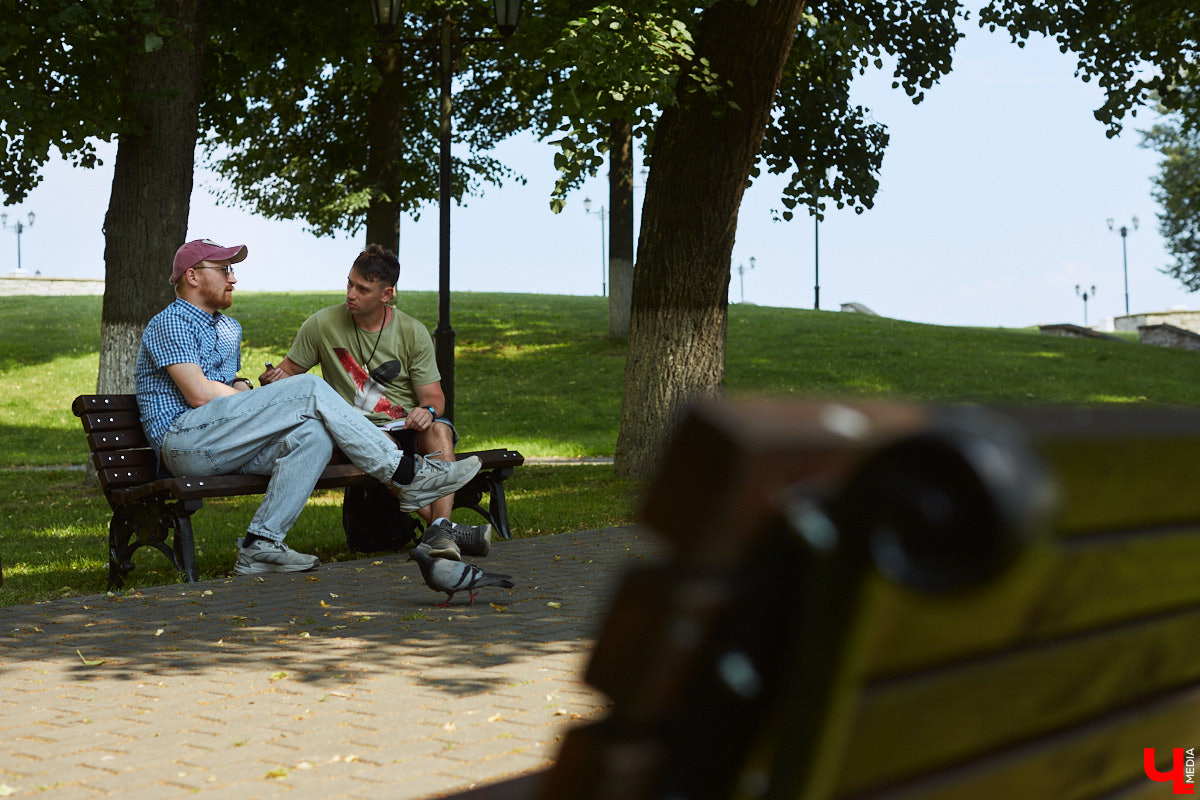 «Режиссер — человек, которому не повезло в актерском ремесле», — говорил польский театральный деятель Густав Холоубек. Так ли это на самом деле? Постановщик Владимирского областного театра драмы Владимир Кузнецов попытался в беседе с «Ключ-Медиа» развенчать устаревший стереотип, а также раскрыл нам свои главные профессиональные секреты.