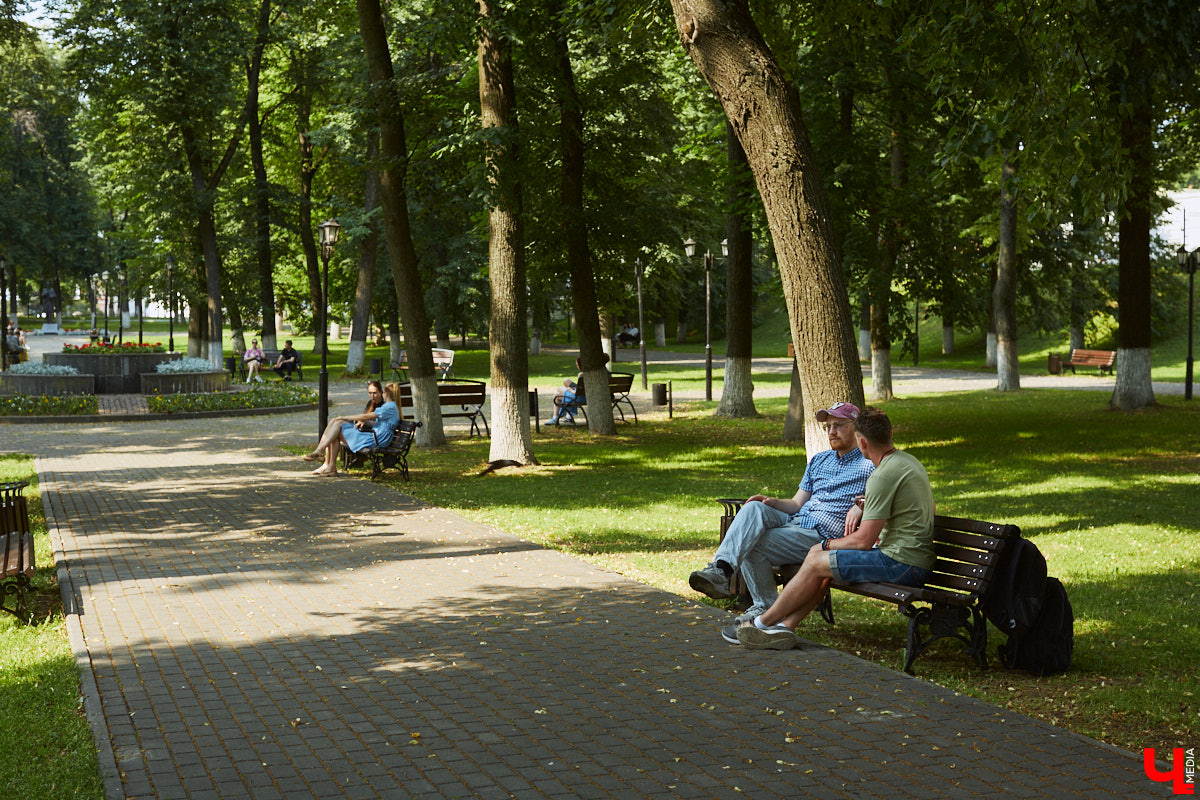 «Режиссер — человек, которому не повезло в актерском ремесле», — говорил польский театральный деятель Густав Холоубек. Так ли это на самом деле? Постановщик Владимирского областного театра драмы Владимир Кузнецов попытался в беседе с «Ключ-Медиа» развенчать устаревший стереотип, а также раскрыл нам свои главные профессиональные секреты.