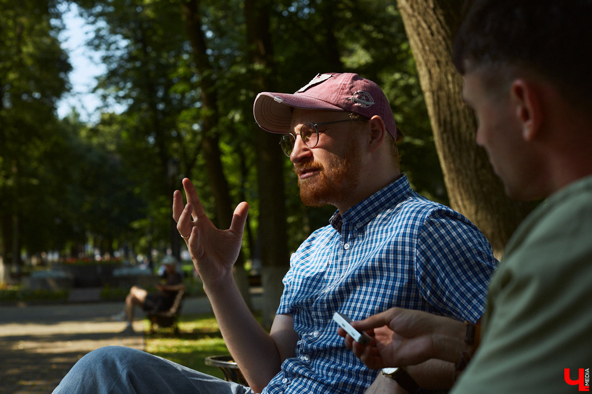 «Режиссер — человек, которому не повезло в актерском ремесле», — говорил польский театральный деятель Густав Холоубек. Так ли это на самом деле? Постановщик Владимирского областного театра драмы Владимир Кузнецов попытался в беседе с «Ключ-Медиа» развенчать устаревший стереотип, а также раскрыл нам свои главные профессиональные секреты.