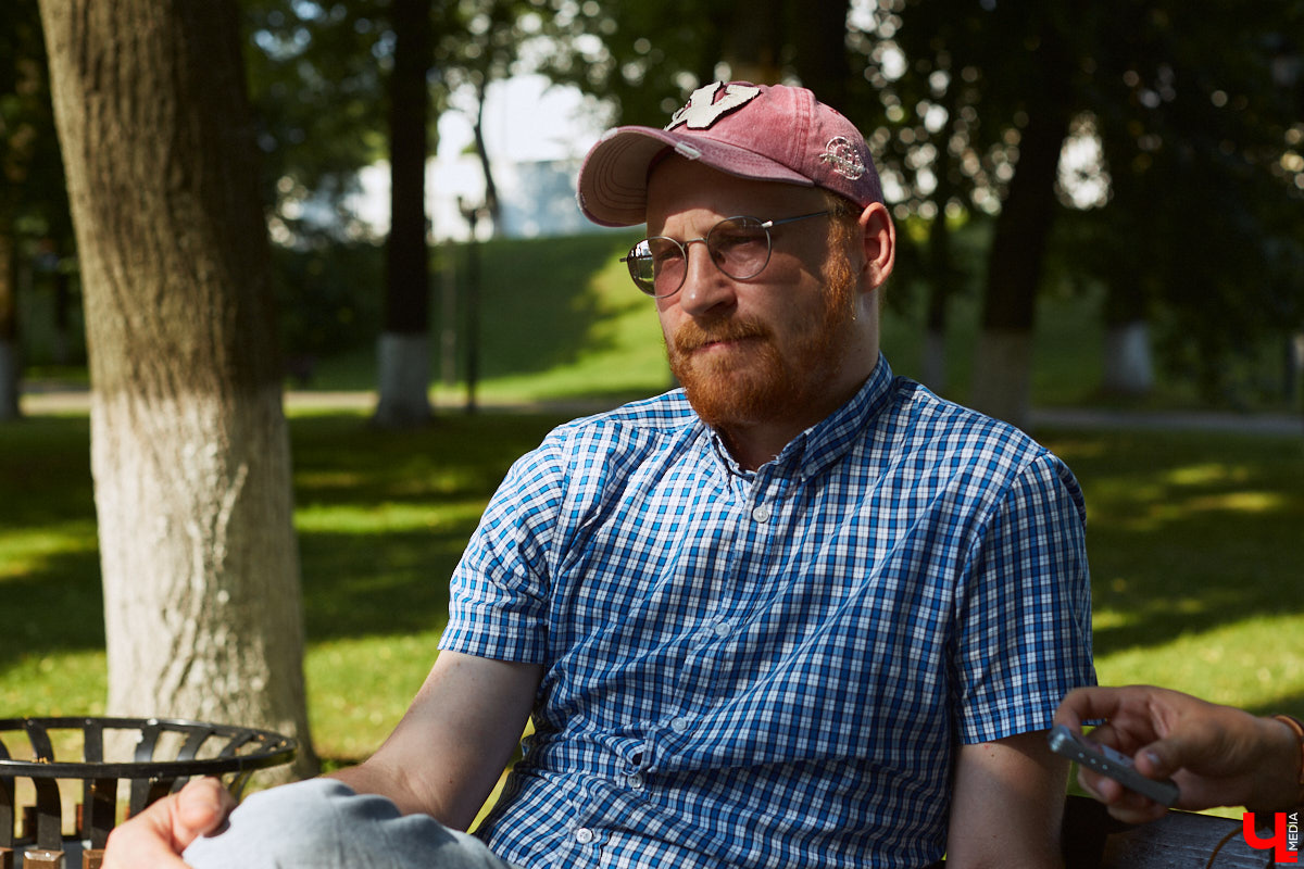 «Режиссер — человек, которому не повезло в актерском ремесле», — говорил польский театральный деятель Густав Холоубек. Так ли это на самом деле? Постановщик Владимирского областного театра драмы Владимир Кузнецов попытался в беседе с «Ключ-Медиа» развенчать устаревший стереотип, а также раскрыл нам свои главные профессиональные секреты.