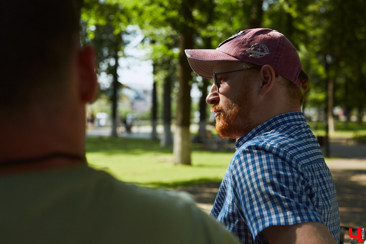 «Режиссер — человек, которому не повезло в актерском ремесле», — говорил польский театральный деятель Густав Холоубек. Так ли это на самом деле? Постановщик Владимирского областного театра драмы Владимир Кузнецов попытался в беседе с «Ключ-Медиа» развенчать устаревший стереотип, а также раскрыл нам свои главные профессиональные секреты.