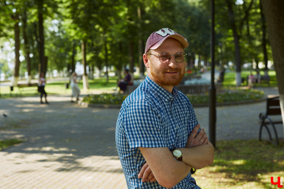 «Режиссер — человек, которому не повезло в актерском ремесле», — говорил польский театральный деятель Густав Холоубек. Так ли это на самом деле? Постановщик Владимирского областного театра драмы Владимир Кузнецов попытался в беседе с «Ключ-Медиа» развенчать устаревший стереотип, а также раскрыл нам свои главные профессиональные секреты.