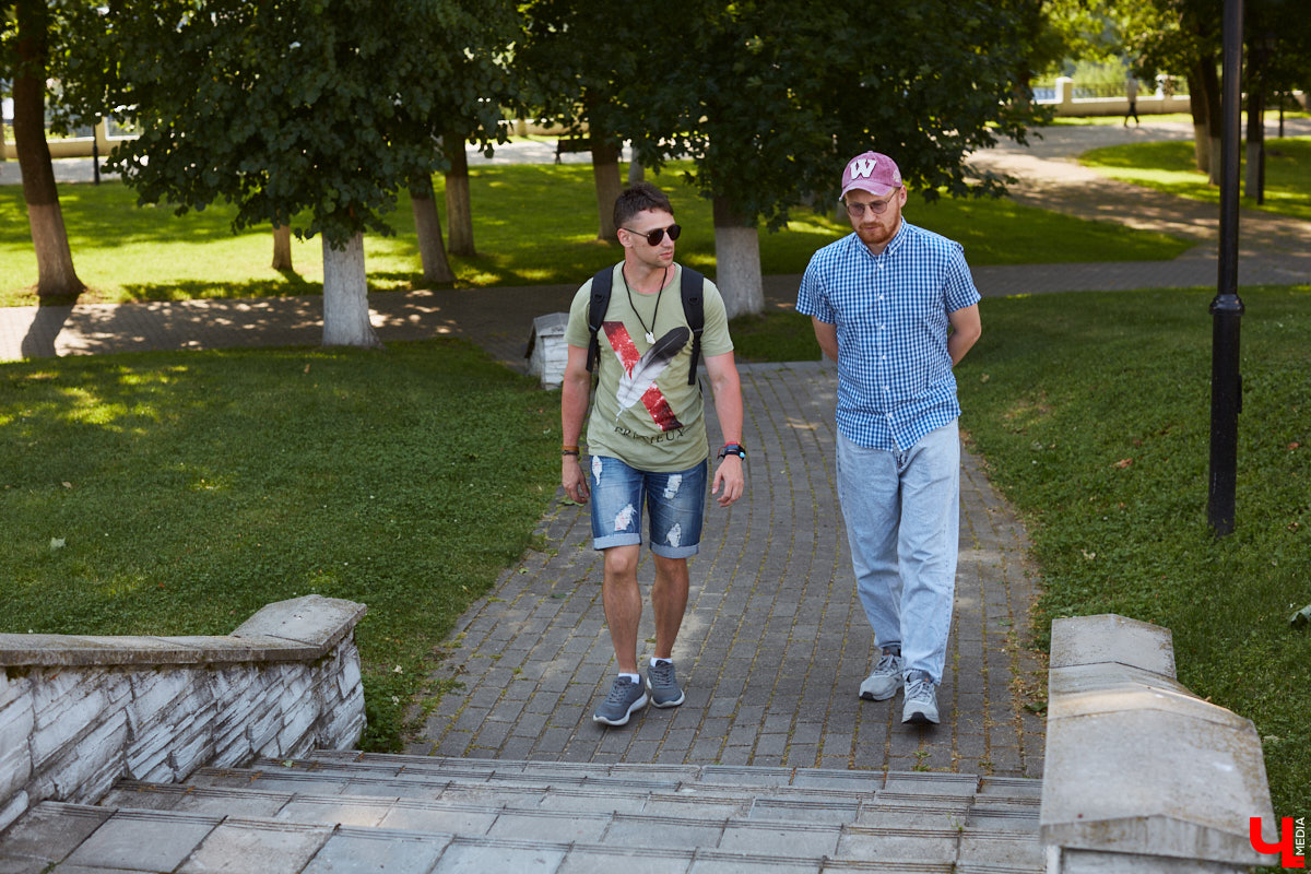 «Режиссер — человек, которому не повезло в актерском ремесле», — говорил польский театральный деятель Густав Холоубек. Так ли это на самом деле? Постановщик Владимирского областного театра драмы Владимир Кузнецов попытался в беседе с «Ключ-Медиа» развенчать устаревший стереотип, а также раскрыл нам свои главные профессиональные секреты.