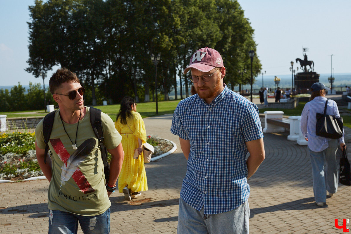 «Режиссер — человек, которому не повезло в актерском ремесле», — говорил польский театральный деятель Густав Холоубек. Так ли это на самом деле? Постановщик Владимирского областного театра драмы Владимир Кузнецов попытался в беседе с «Ключ-Медиа» развенчать устаревший стереотип, а также раскрыл нам свои главные профессиональные секреты.