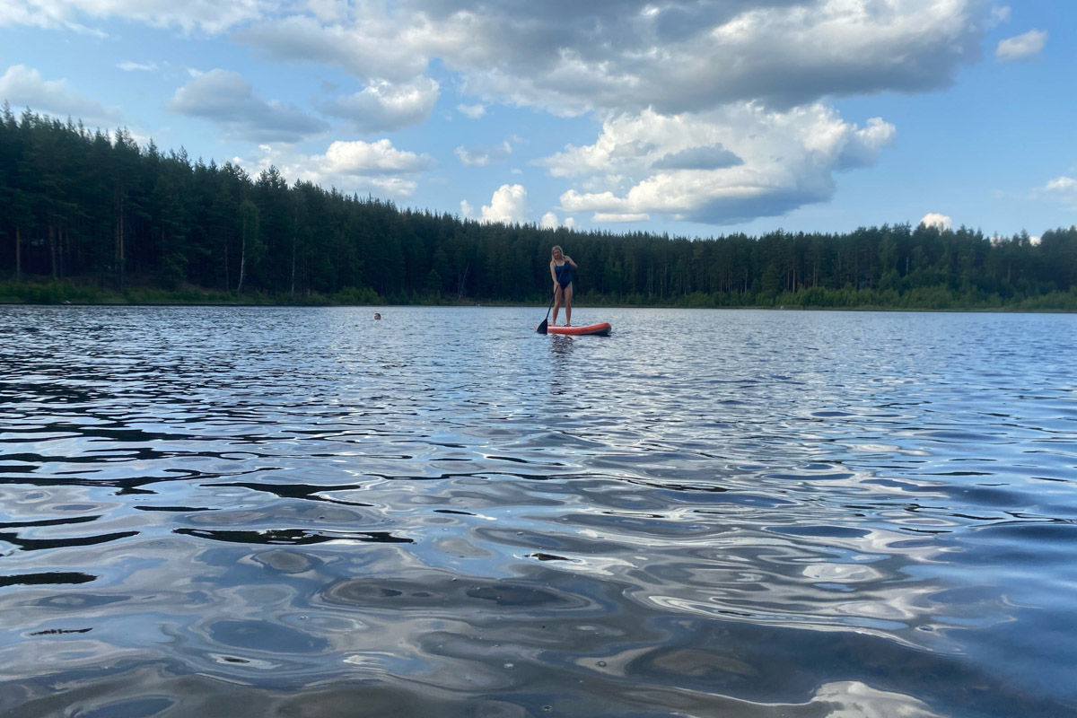 Как в одном летнем путешествии совместить экскурсионный отдых, фотосессию в живописном месте и водный туризм? Нужно приехать в поселок Фролищи, расположенный на берегу реки Лух в окружении карстовых озер на стыке Владимирской, Нижегородской и Ивановской областей. Там находится старинный Свято-Успенский мужской монастырь, или Флорищева пустынь, небесно-голубые купола которого видны еще с дороги. Кстати, именно там снимали эпизод фильма «Битва за Москву» и при этом чуть не разрушили древнюю обитель.