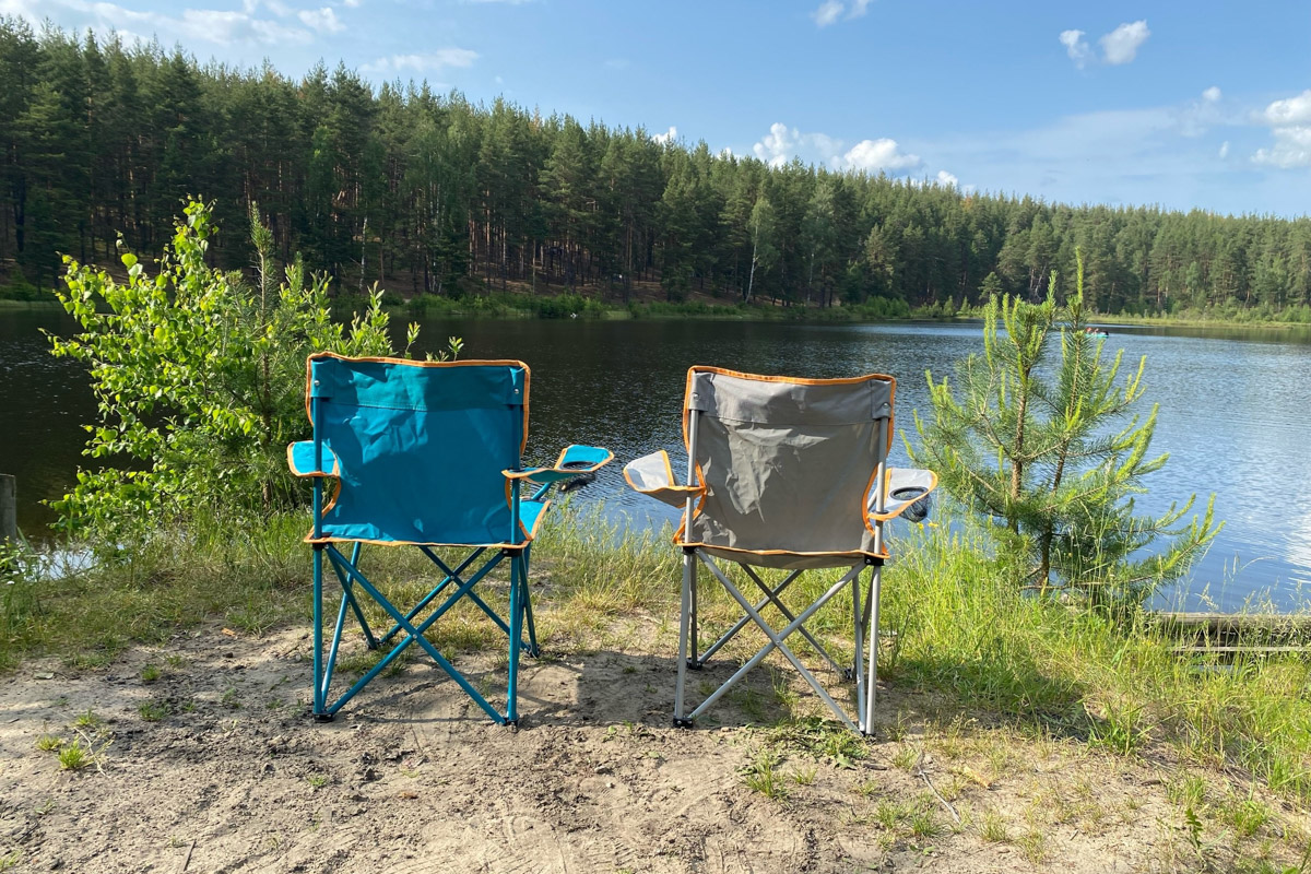 Как в одном летнем путешествии совместить экскурсионный отдых, фотосессию в живописном месте и водный туризм? Нужно приехать в поселок Фролищи, расположенный на берегу реки Лух в окружении карстовых озер на стыке Владимирской, Нижегородской и Ивановской областей. Там находится старинный Свято-Успенский мужской монастырь, или Флорищева пустынь, небесно-голубые купола которого видны еще с дороги. Кстати, именно там снимали эпизод фильма «Битва за Москву» и при этом чуть не разрушили древнюю обитель.