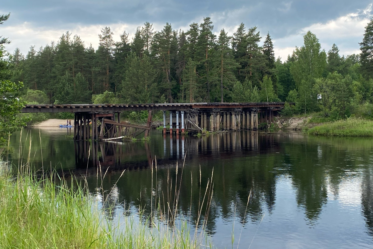 Как в одном летнем путешествии совместить экскурсионный отдых, фотосессию в живописном месте и водный туризм? Нужно приехать в поселок Фролищи, расположенный на берегу реки Лух в окружении карстовых озер на стыке Владимирской, Нижегородской и Ивановской областей. Там находится старинный Свято-Успенский мужской монастырь, или Флорищева пустынь, небесно-голубые купола которого видны еще с дороги. Кстати, именно там снимали эпизод фильма «Битва за Москву» и при этом чуть не разрушили древнюю обитель.