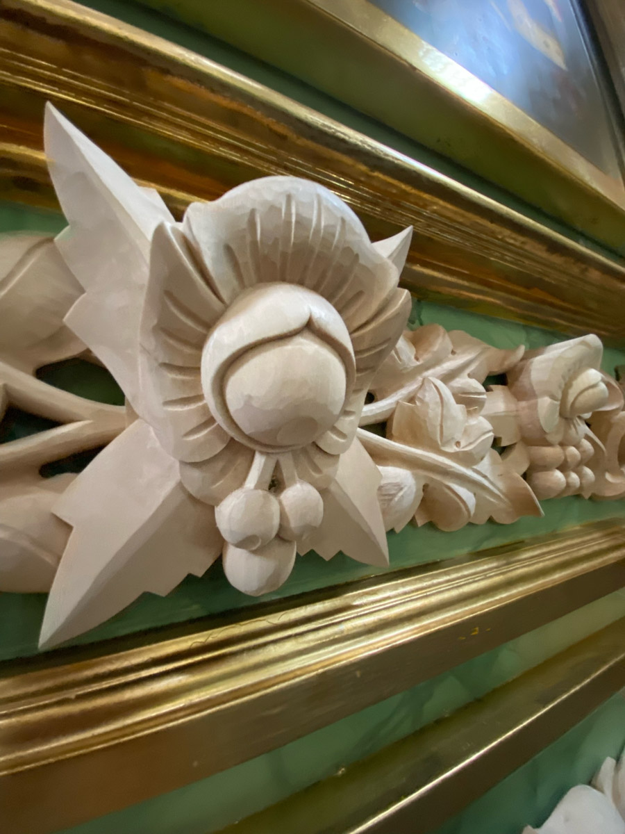 Как в одном летнем путешествии совместить экскурсионный отдых, фотосессию в живописном месте и водный туризм? Нужно приехать в поселок Фролищи, расположенный на берегу реки Лух в окружении карстовых озер на стыке Владимирской, Нижегородской и Ивановской областей. Там находится старинный Свято-Успенский мужской монастырь, или Флорищева пустынь, небесно-голубые купола которого видны еще с дороги. Кстати, именно там снимали эпизод фильма «Битва за Москву» и при этом чуть не разрушили древнюю обитель.