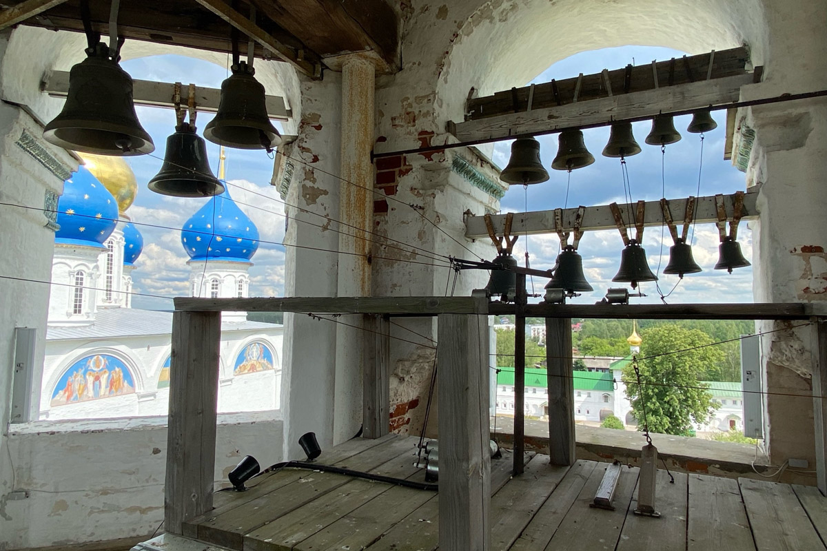 Как в одном летнем путешествии совместить экскурсионный отдых, фотосессию в живописном месте и водный туризм? Нужно приехать в поселок Фролищи, расположенный на берегу реки Лух в окружении карстовых озер на стыке Владимирской, Нижегородской и Ивановской областей. Там находится старинный Свято-Успенский мужской монастырь, или Флорищева пустынь, небесно-голубые купола которого видны еще с дороги. Кстати, именно там снимали эпизод фильма «Битва за Москву» и при этом чуть не разрушили древнюю обитель.