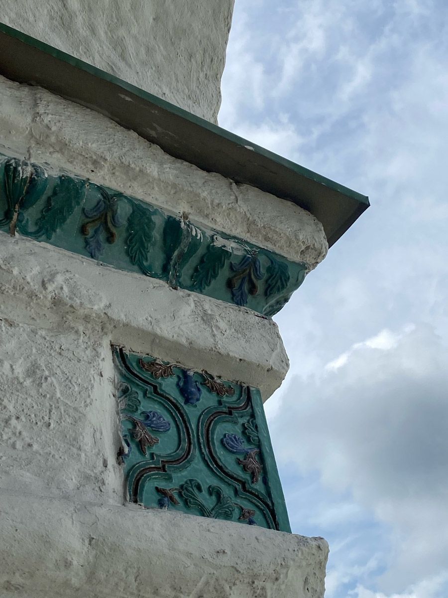 Как в одном летнем путешествии совместить экскурсионный отдых, фотосессию в живописном месте и водный туризм? Нужно приехать в поселок Фролищи, расположенный на берегу реки Лух в окружении карстовых озер на стыке Владимирской, Нижегородской и Ивановской областей. Там находится старинный Свято-Успенский мужской монастырь, или Флорищева пустынь, небесно-голубые купола которого видны еще с дороги. Кстати, именно там снимали эпизод фильма «Битва за Москву» и при этом чуть не разрушили древнюю обитель.