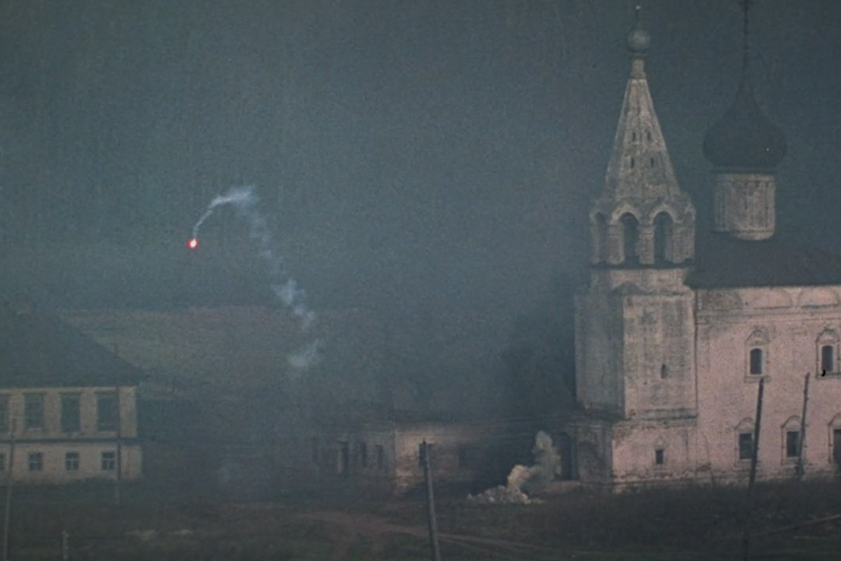 Как в одном летнем путешествии совместить экскурсионный отдых, фотосессию в живописном месте и водный туризм? Нужно приехать в поселок Фролищи, расположенный на берегу реки Лух в окружении карстовых озер на стыке Владимирской, Нижегородской и Ивановской областей. Там находится старинный Свято-Успенский мужской монастырь, или Флорищева пустынь, небесно-голубые купола которого видны еще с дороги. Кстати, именно там снимали эпизод фильма «Битва за Москву» и при этом чуть не разрушили древнюю обитель.