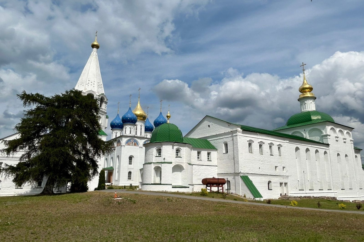 Как в одном летнем путешествии совместить экскурсионный отдых, фотосессию в живописном месте и водный туризм? Нужно приехать в поселок Фролищи, расположенный на берегу реки Лух в окружении карстовых озер на стыке Владимирской, Нижегородской и Ивановской областей. Там находится старинный Свято-Успенский мужской монастырь, или Флорищева пустынь, небесно-голубые купола которого видны еще с дороги. Кстати, именно там снимали эпизод фильма «Битва за Москву» и при этом чуть не разрушили древнюю обитель.