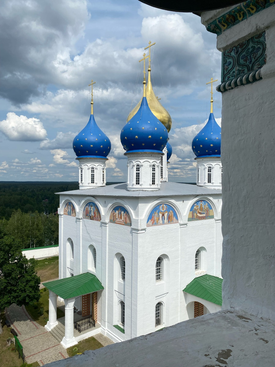Как в одном летнем путешествии совместить экскурсионный отдых, фотосессию в живописном месте и водный туризм? Нужно приехать в поселок Фролищи, расположенный на берегу реки Лух в окружении карстовых озер на стыке Владимирской, Нижегородской и Ивановской областей. Там находится старинный Свято-Успенский мужской монастырь, или Флорищева пустынь, небесно-голубые купола которого видны еще с дороги. Кстати, именно там снимали эпизод фильма «Битва за Москву» и при этом чуть не разрушили древнюю обитель.
