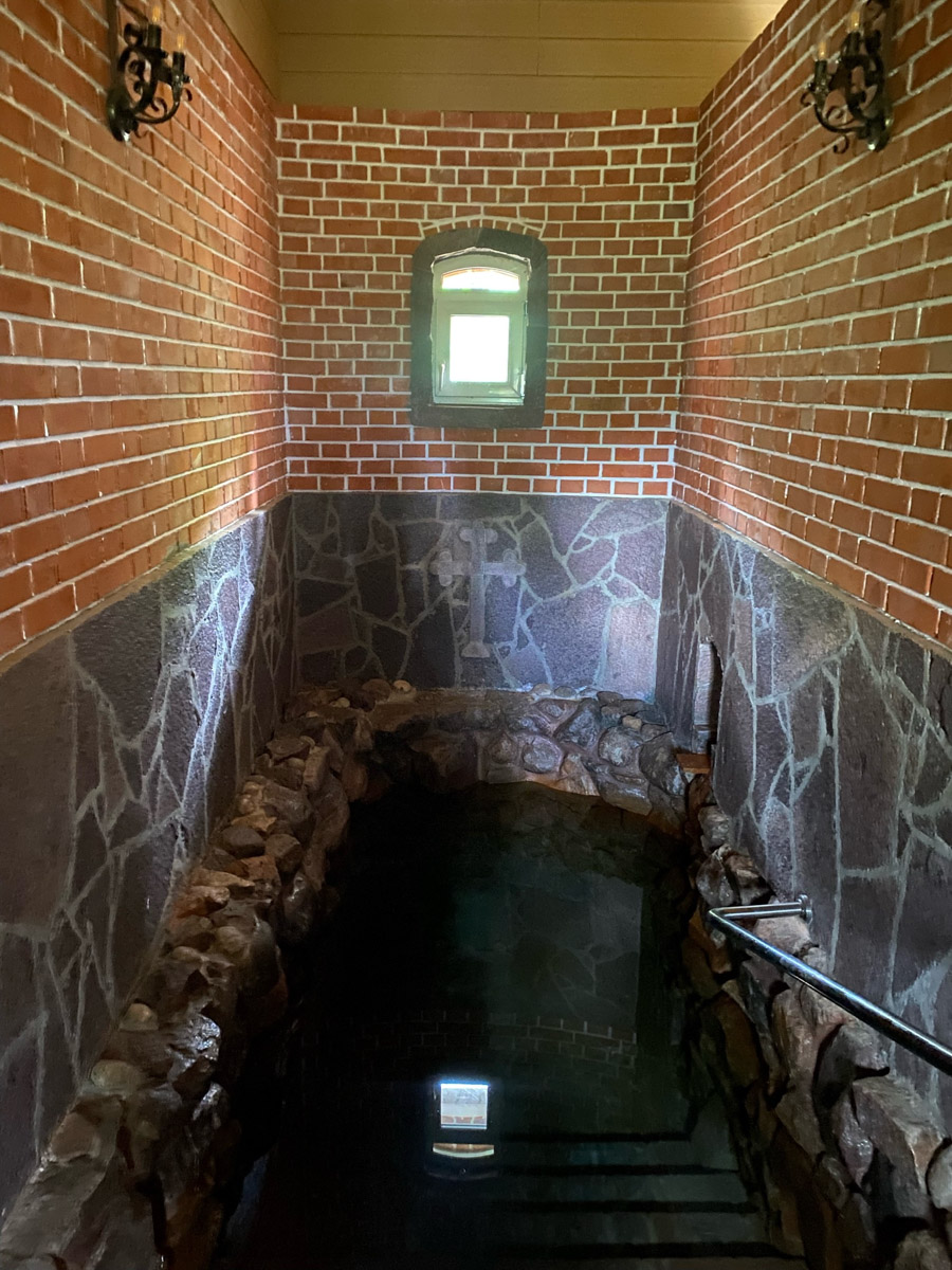 Как в одном летнем путешествии совместить экскурсионный отдых, фотосессию в живописном месте и водный туризм? Нужно приехать в поселок Фролищи, расположенный на берегу реки Лух в окружении карстовых озер на стыке Владимирской, Нижегородской и Ивановской областей. Там находится старинный Свято-Успенский мужской монастырь, или Флорищева пустынь, небесно-голубые купола которого видны еще с дороги. Кстати, именно там снимали эпизод фильма «Битва за Москву» и при этом чуть не разрушили древнюю обитель.