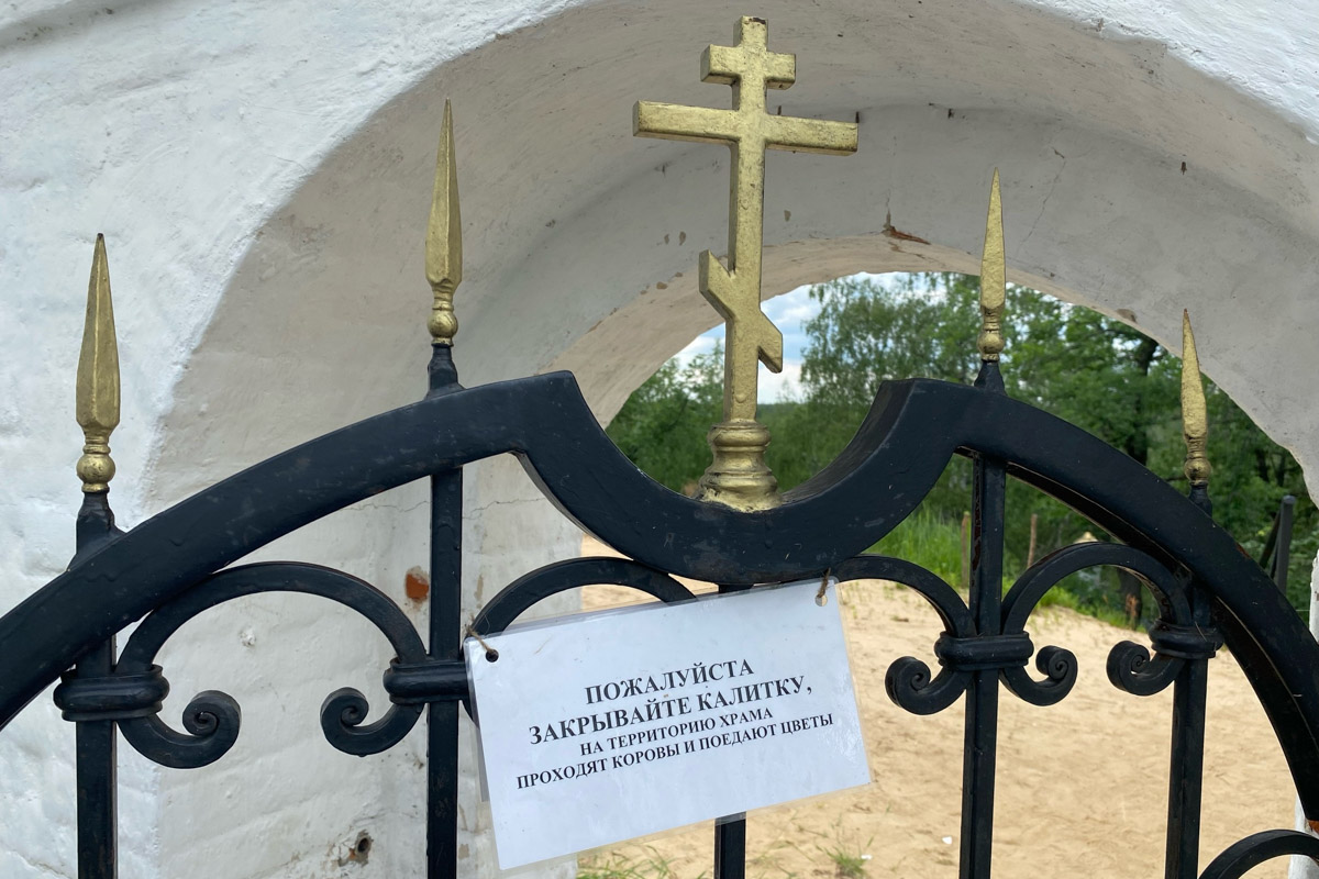 Как в одном летнем путешествии совместить экскурсионный отдых, фотосессию в живописном месте и водный туризм? Нужно приехать в поселок Фролищи, расположенный на берегу реки Лух в окружении карстовых озер на стыке Владимирской, Нижегородской и Ивановской областей. Там находится старинный Свято-Успенский мужской монастырь, или Флорищева пустынь, небесно-голубые купола которого видны еще с дороги. Кстати, именно там снимали эпизод фильма «Битва за Москву» и при этом чуть не разрушили древнюю обитель.