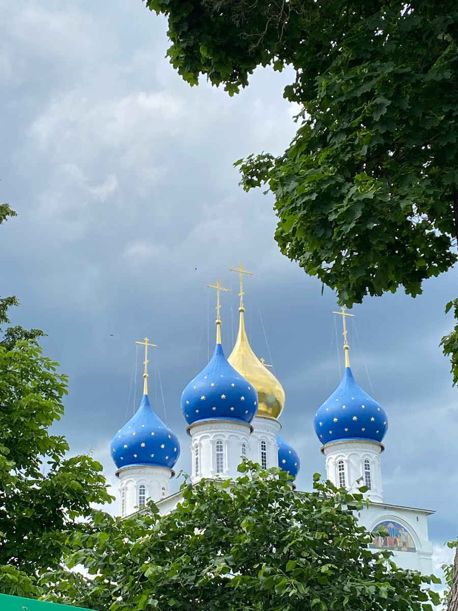 Как в одном летнем путешествии совместить экскурсионный отдых, фотосессию в живописном месте и водный туризм? Нужно приехать в поселок Фролищи, расположенный на берегу реки Лух в окружении карстовых озер на стыке Владимирской, Нижегородской и Ивановской областей. Там находится старинный Свято-Успенский мужской монастырь, или Флорищева пустынь, небесно-голубые купола которого видны еще с дороги. Кстати, именно там снимали эпизод фильма «Битва за Москву» и при этом чуть не разрушили древнюю обитель.