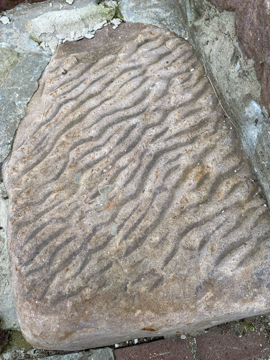 Как в одном летнем путешествии совместить экскурсионный отдых, фотосессию в живописном месте и водный туризм? Нужно приехать в поселок Фролищи, расположенный на берегу реки Лух в окружении карстовых озер на стыке Владимирской, Нижегородской и Ивановской областей. Там находится старинный Свято-Успенский мужской монастырь, или Флорищева пустынь, небесно-голубые купола которого видны еще с дороги. Кстати, именно там снимали эпизод фильма «Битва за Москву» и при этом чуть не разрушили древнюю обитель.