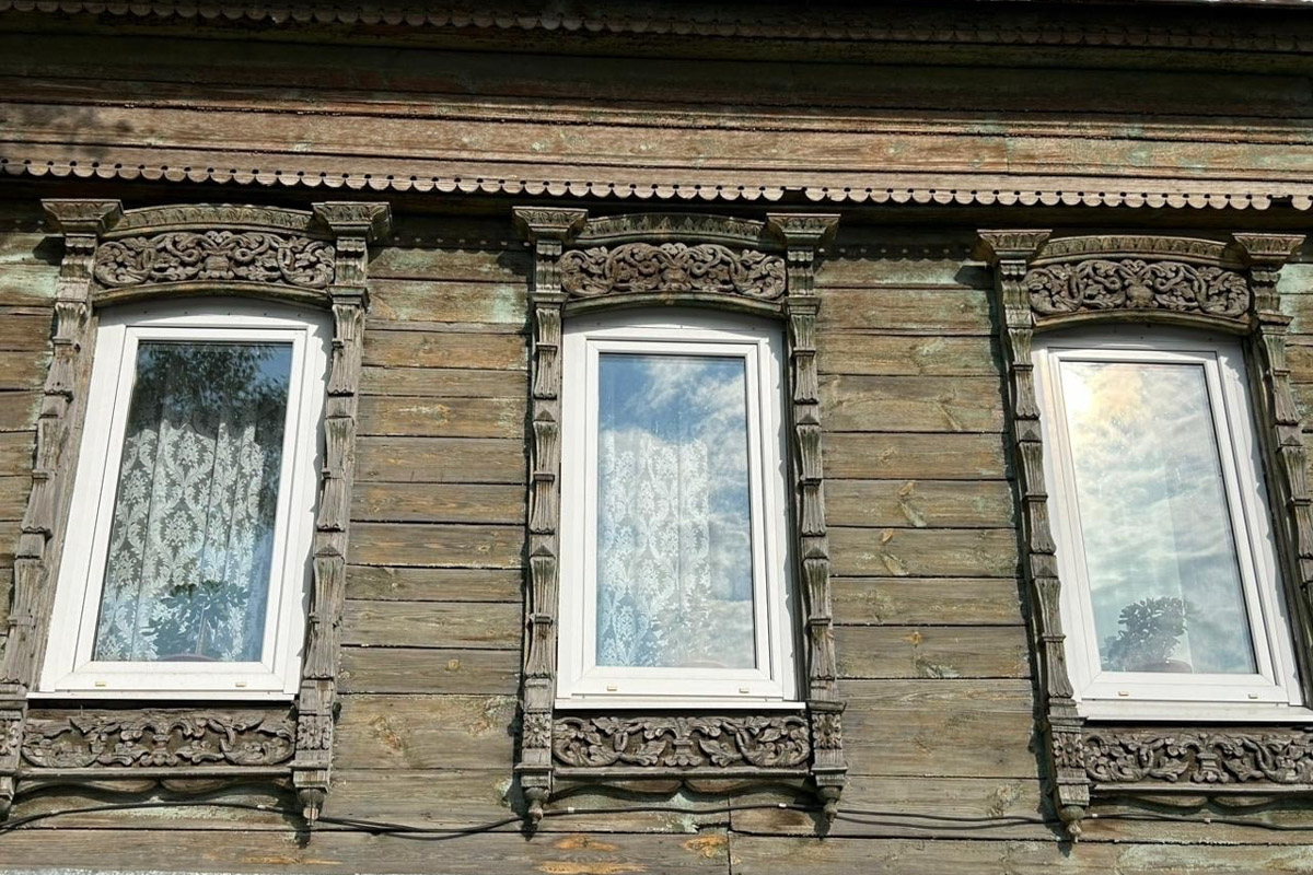 Как в одном летнем путешествии совместить экскурсионный отдых, фотосессию в живописном месте и водный туризм? Нужно приехать в поселок Фролищи, расположенный на берегу реки Лух в окружении карстовых озер на стыке Владимирской, Нижегородской и Ивановской областей. Там находится старинный Свято-Успенский мужской монастырь, или Флорищева пустынь, небесно-голубые купола которого видны еще с дороги. Кстати, именно там снимали эпизод фильма «Битва за Москву» и при этом чуть не разрушили древнюю обитель.