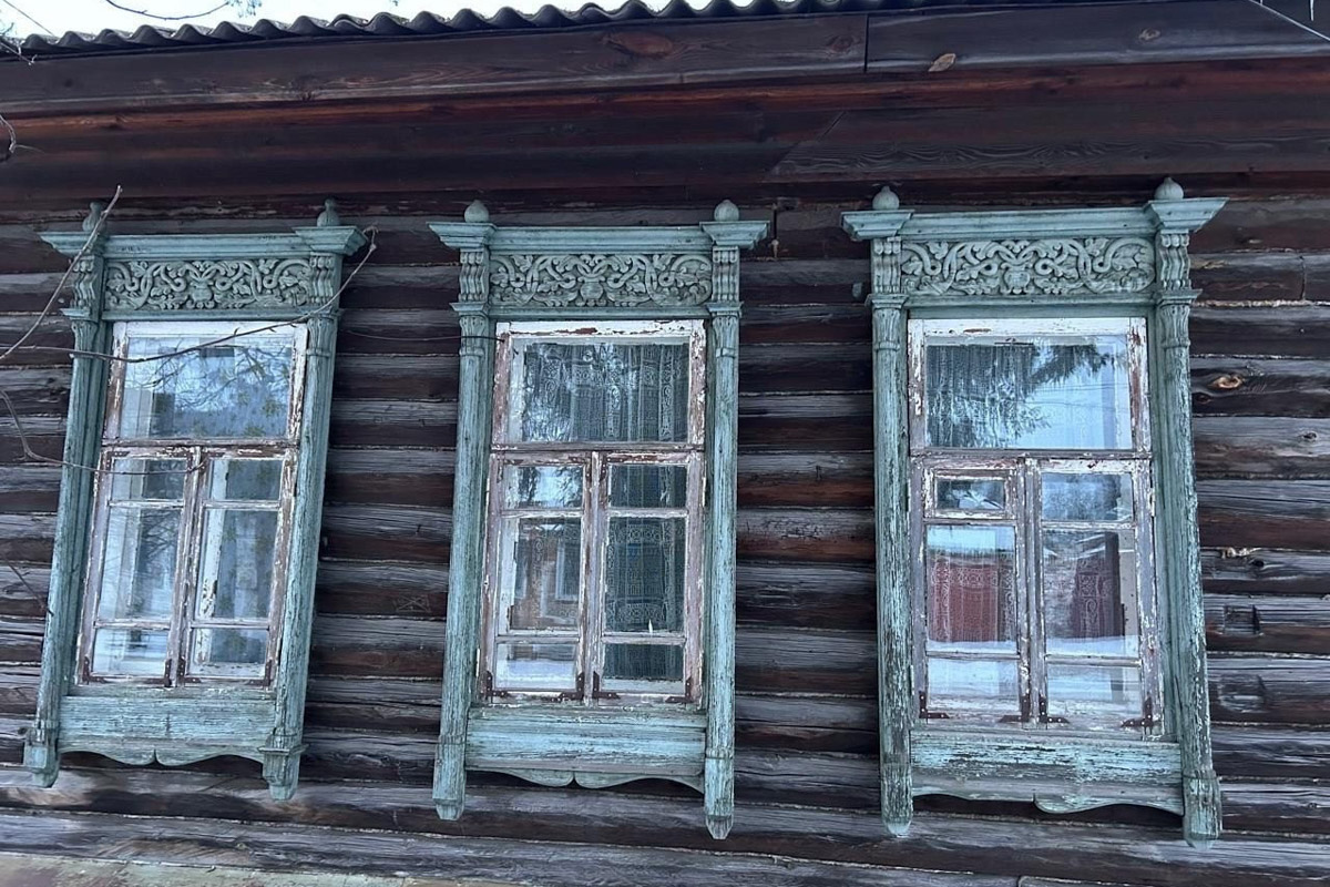 Как в одном летнем путешествии совместить экскурсионный отдых, фотосессию в живописном месте и водный туризм? Нужно приехать в поселок Фролищи, расположенный на берегу реки Лух в окружении карстовых озер на стыке Владимирской, Нижегородской и Ивановской областей. Там находится старинный Свято-Успенский мужской монастырь, или Флорищева пустынь, небесно-голубые купола которого видны еще с дороги. Кстати, именно там снимали эпизод фильма «Битва за Москву» и при этом чуть не разрушили древнюю обитель.