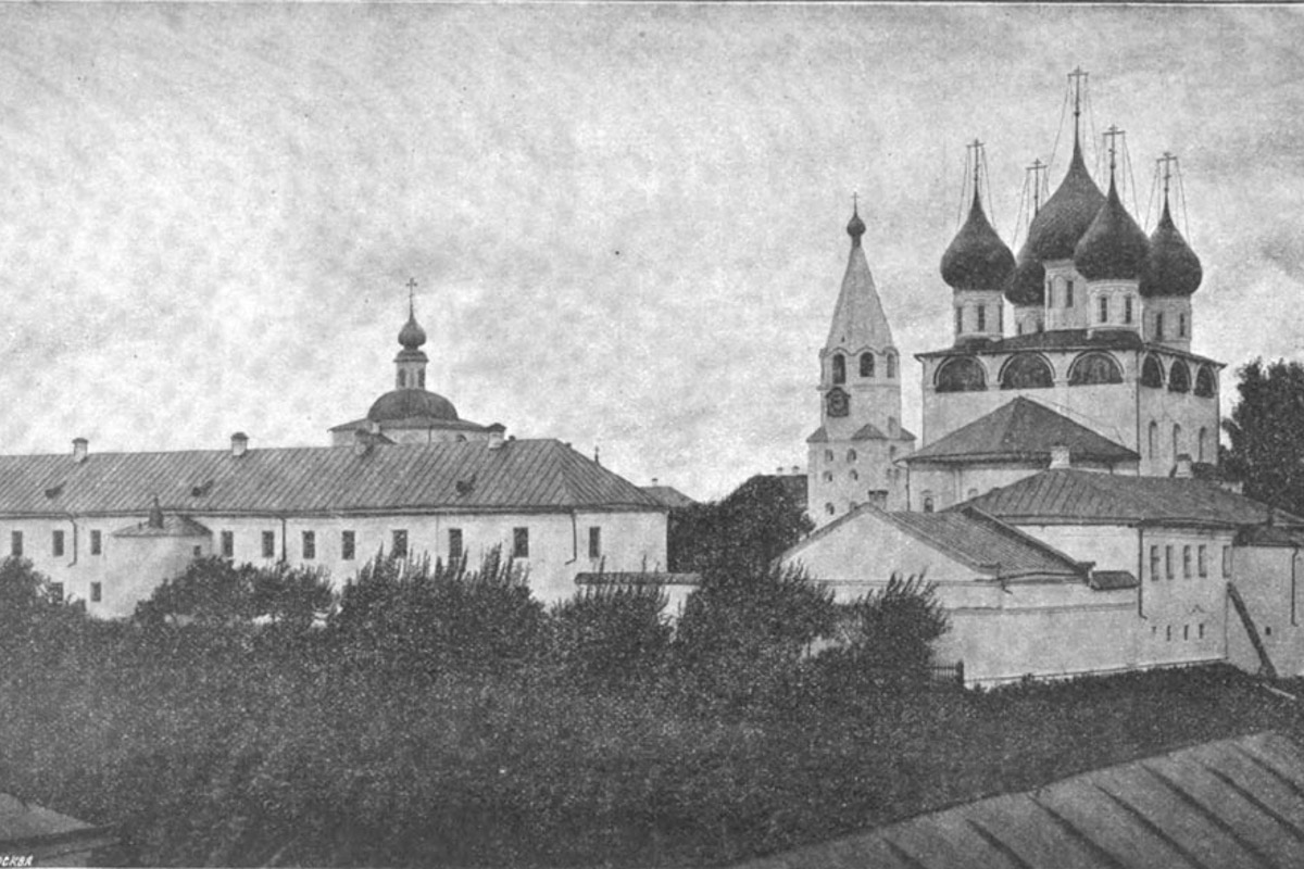 Как в одном летнем путешествии совместить экскурсионный отдых, фотосессию в живописном месте и водный туризм? Нужно приехать в поселок Фролищи, расположенный на берегу реки Лух в окружении карстовых озер на стыке Владимирской, Нижегородской и Ивановской областей. Там находится старинный Свято-Успенский мужской монастырь, или Флорищева пустынь, небесно-голубые купола которого видны еще с дороги. Кстати, именно там снимали эпизод фильма «Битва за Москву» и при этом чуть не разрушили древнюю обитель.