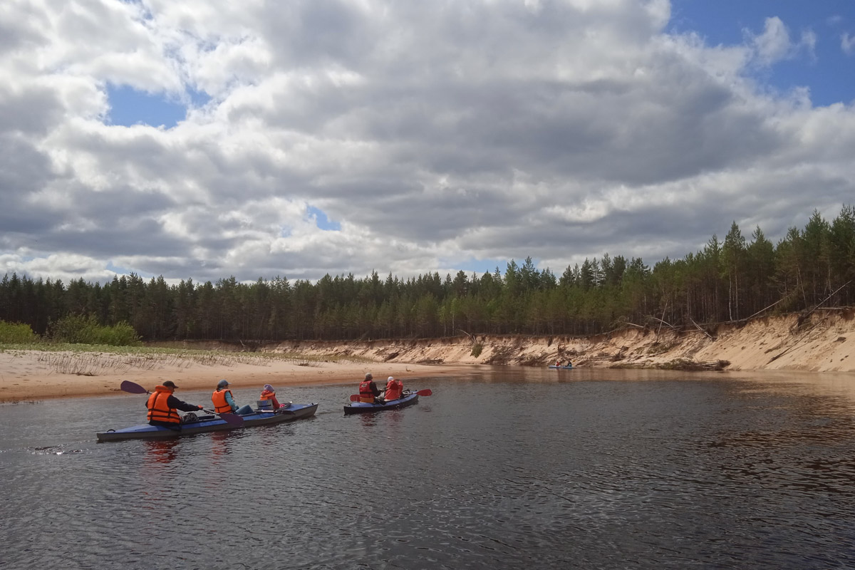Как в одном летнем путешествии совместить экскурсионный отдых, фотосессию в живописном месте и водный туризм? Нужно приехать в поселок Фролищи, расположенный на берегу реки Лух в окружении карстовых озер на стыке Владимирской, Нижегородской и Ивановской областей. Там находится старинный Свято-Успенский мужской монастырь, или Флорищева пустынь, небесно-голубые купола которого видны еще с дороги. Кстати, именно там снимали эпизод фильма «Битва за Москву» и при этом чуть не разрушили древнюю обитель.