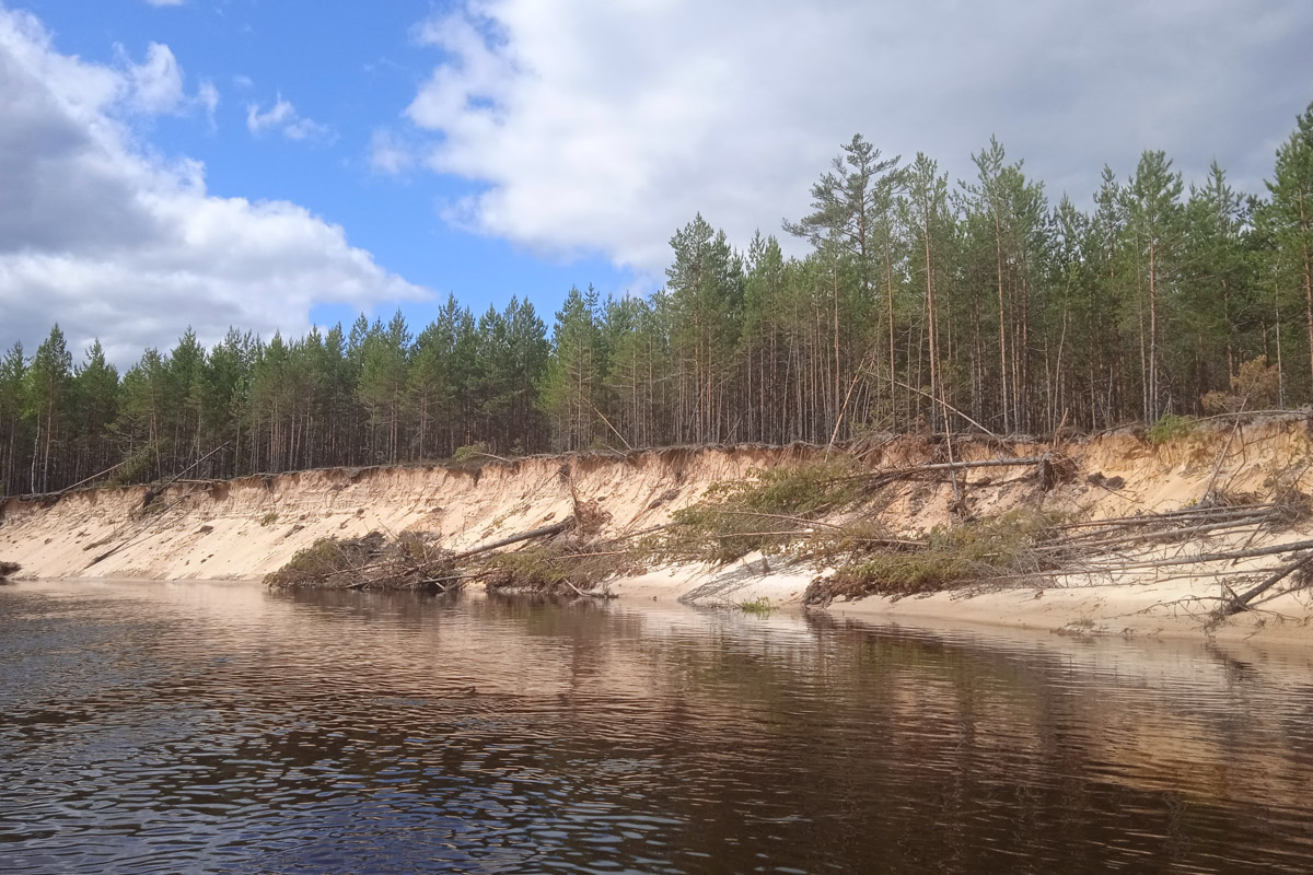 Как в одном летнем путешествии совместить экскурсионный отдых, фотосессию в живописном месте и водный туризм? Нужно приехать в поселок Фролищи, расположенный на берегу реки Лух в окружении карстовых озер на стыке Владимирской, Нижегородской и Ивановской областей. Там находится старинный Свято-Успенский мужской монастырь, или Флорищева пустынь, небесно-голубые купола которого видны еще с дороги. Кстати, именно там снимали эпизод фильма «Битва за Москву» и при этом чуть не разрушили древнюю обитель.